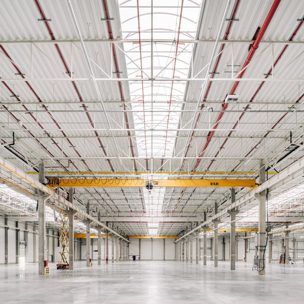 suwnica w hali magazynowej