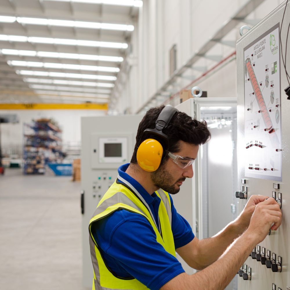 hałas w hali produkcyjnej